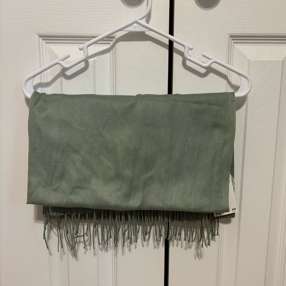 BRAND NEW WITH TAGS—H&M Scarf